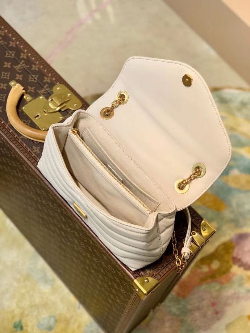 Женская кожаная сумка Louis Vuitton New Wave MM белая