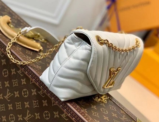 Женская кожаная сумка Louis Vuitton New Wave MM белая