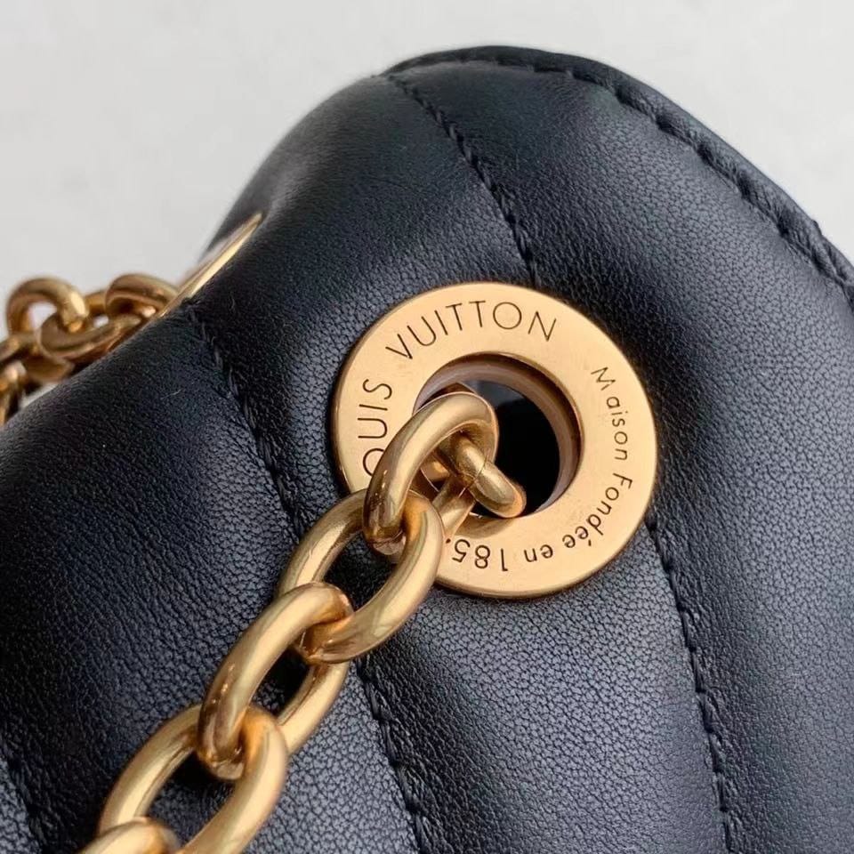 Женская кожаная сумка Louis Vuitton New Wave MM черная
