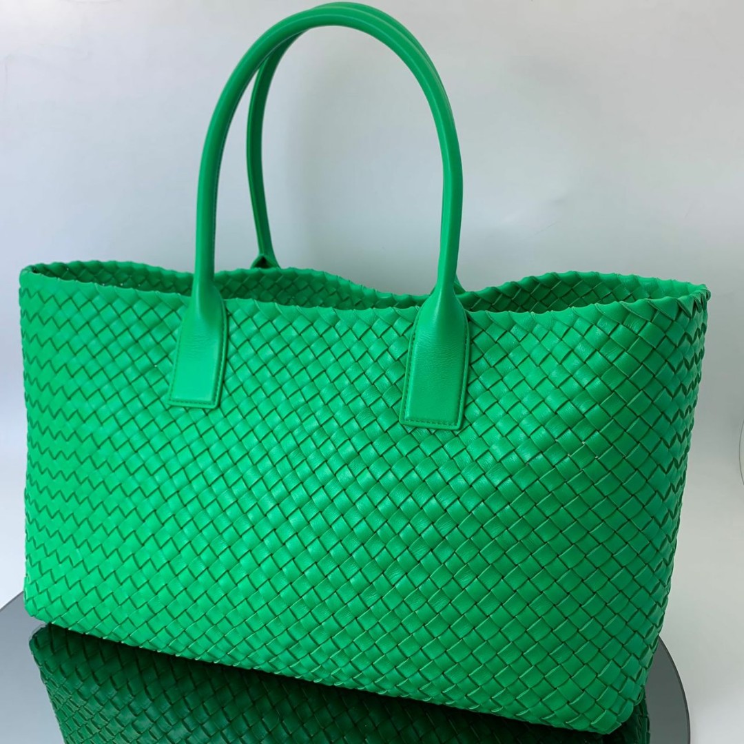 Женская кожаная сумка Bottega Veneta Medium Cabat зеленая