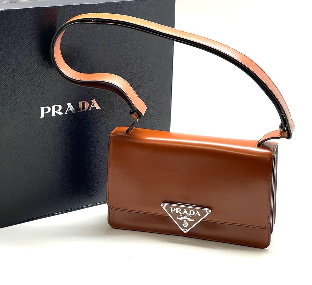Кожаная коричневая сумка Prada Embleme