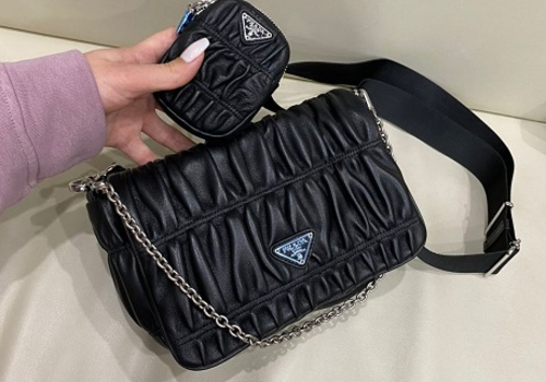 Женская кожаная сумка Prada Re-Edition черная