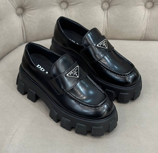 Женские кожаные черные женские ботинки Prada