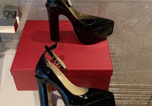 Женские туфли Valentino Garavani черные лаковые