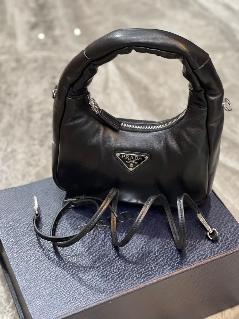 Кожаная черная сумка Prada Soft