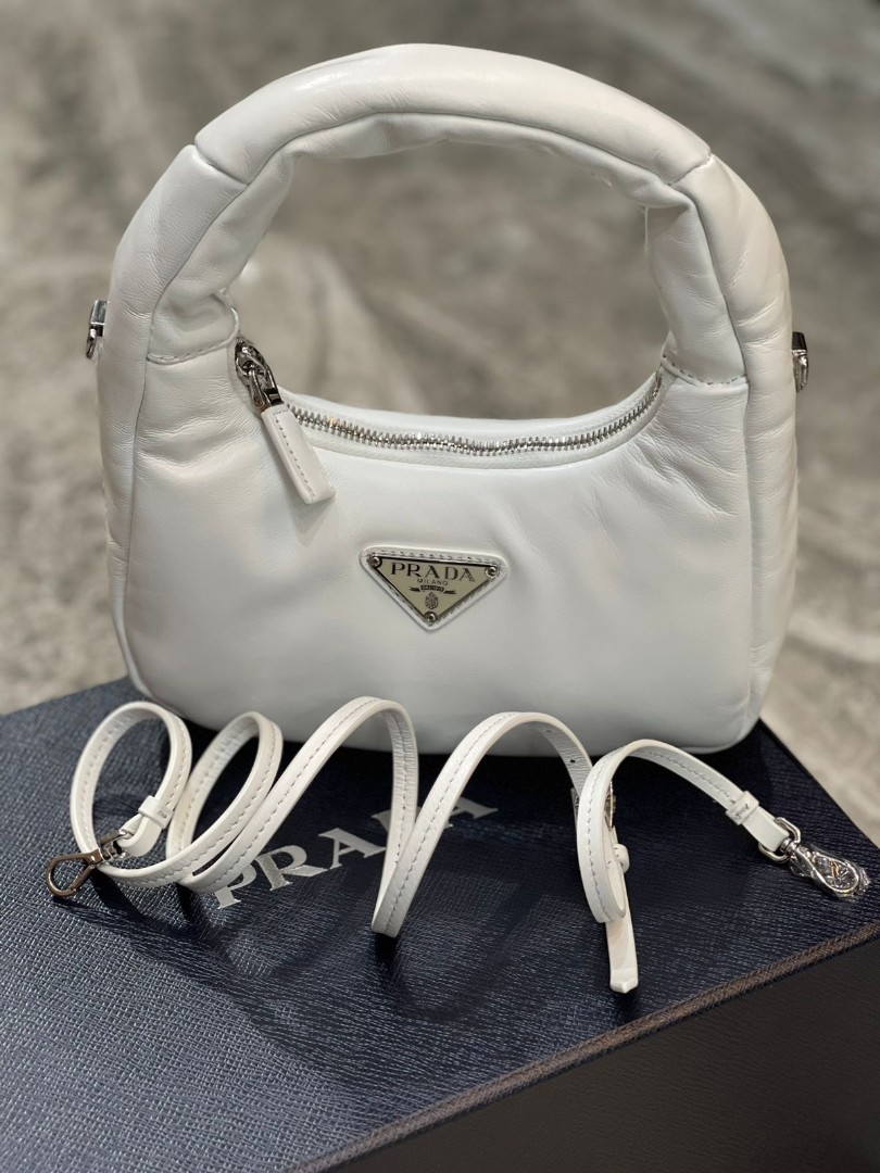 Кожаная белая сумка Prada Soft