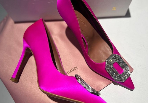 Розовые атласные туфли Amina Muaddi