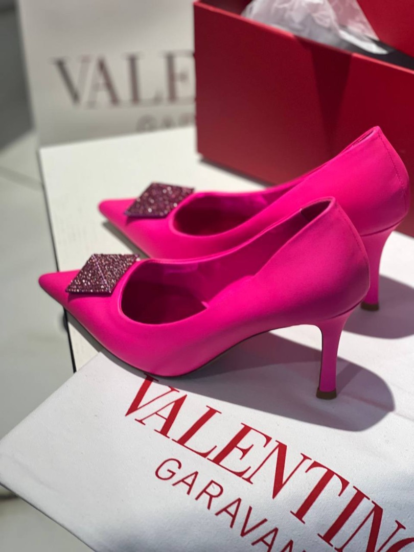Женские кожаные туфли Valentino Garavani розовые