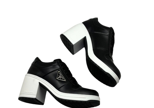 Женские кожаные черные ботинки Prada на каблуке