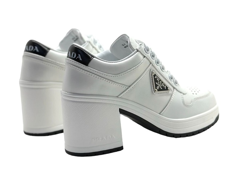 Женские кожаные белые ботинки Prada на каблуке