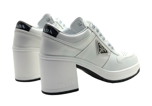 Женские кожаные белые ботинки Prada на каблуке