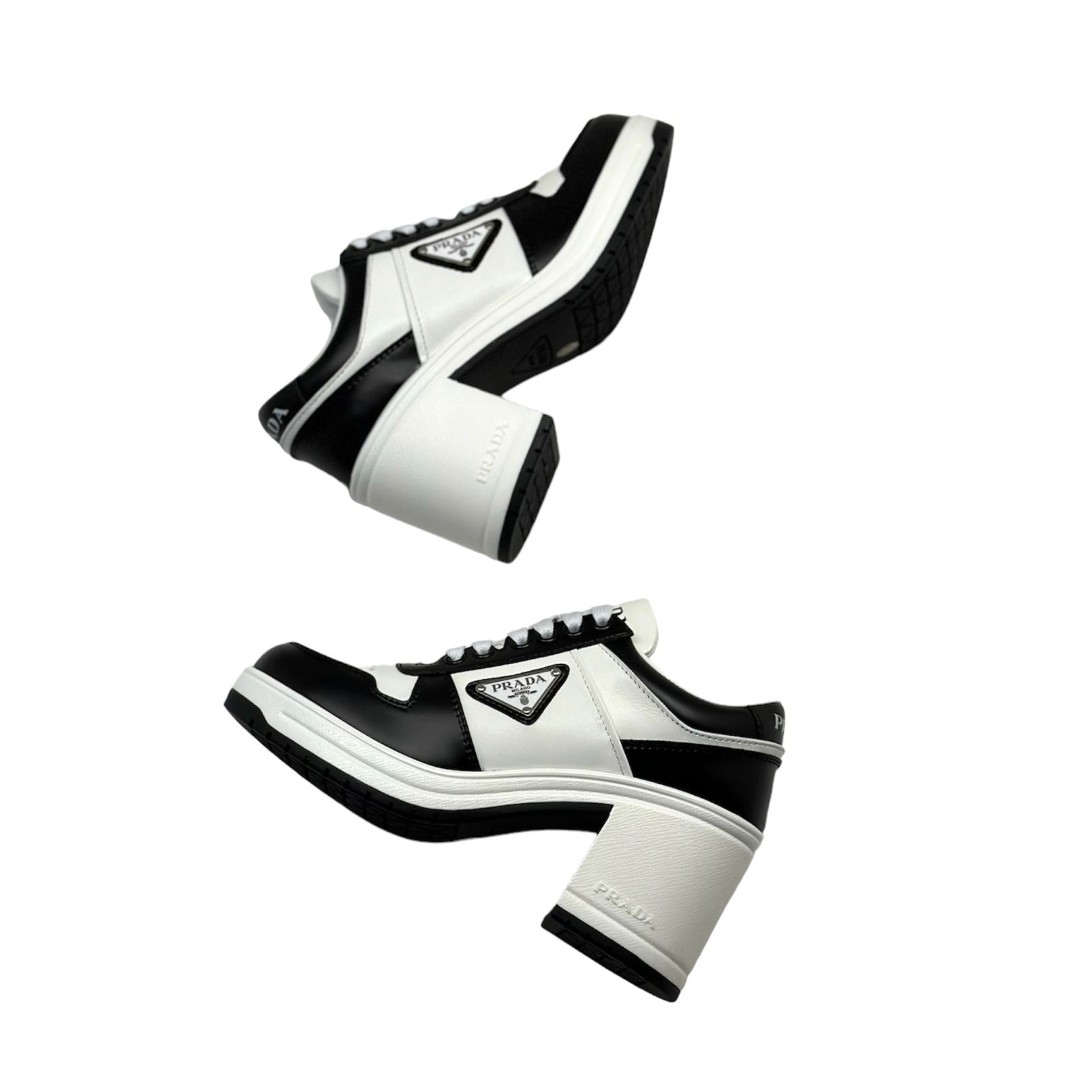 Женские кожаные белые с черным ботинки Prada на каблуке