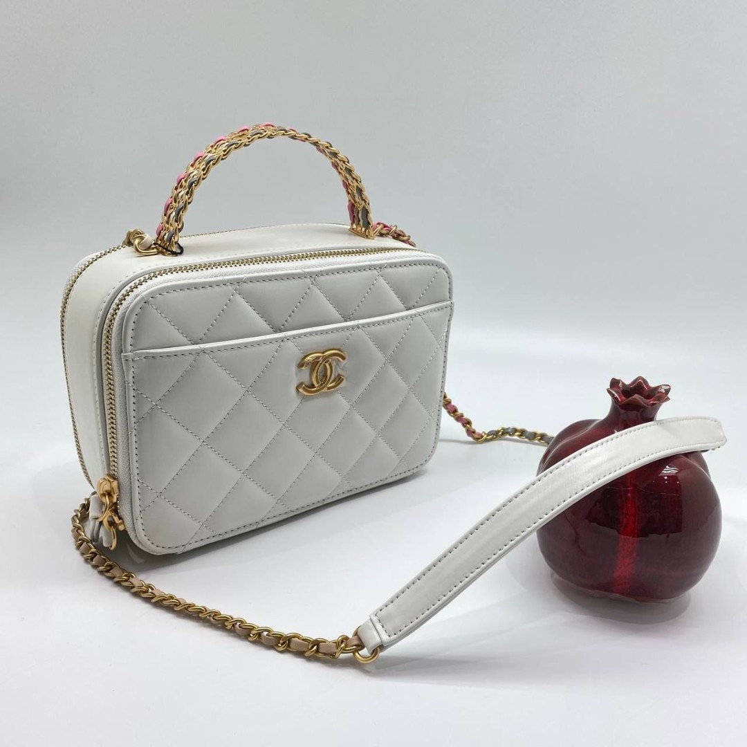 Белая кожаная сумочка Chanel Matelasse Small Vanity Bag
