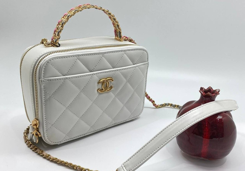 Белая кожаная сумочка Chanel Matelasse Small Vanity Bag