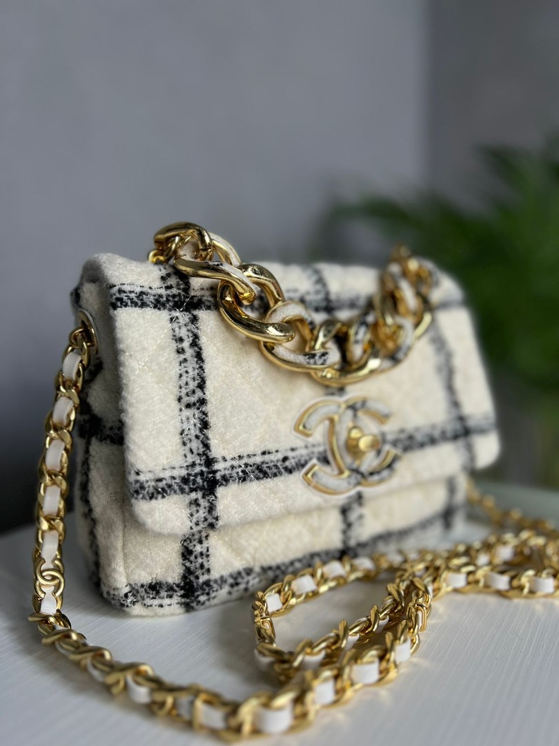 Белая сумка Chanel из твида