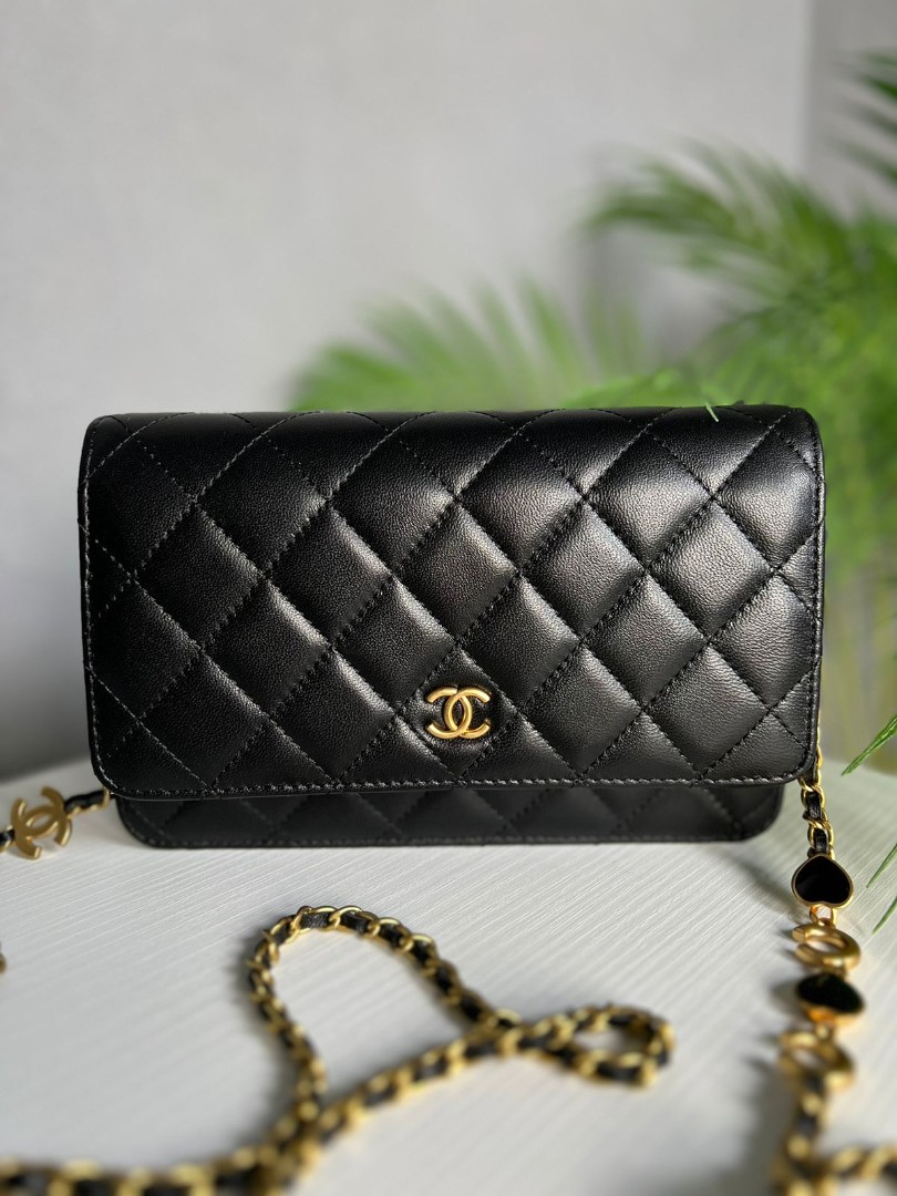 Черная кожаная сумочка Chanel Woc