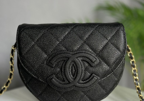 Черная кожаная сумочка Chanel