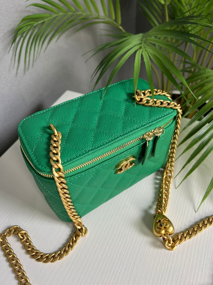 Зеленая кожаная сумка Chanel