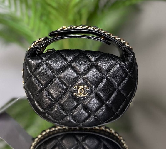 Кожаная черная круглая сумка Chanel