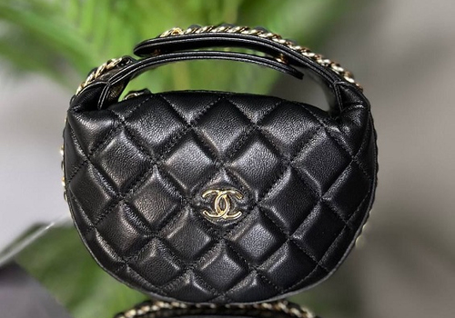 Кожаная черная круглая сумка Chanel