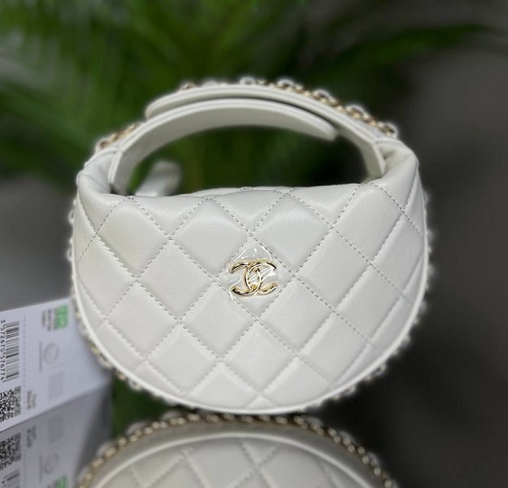 Кожаная белая круглая сумка Chanel