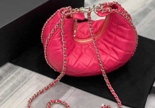 Розовая кожаная сумка Chanel