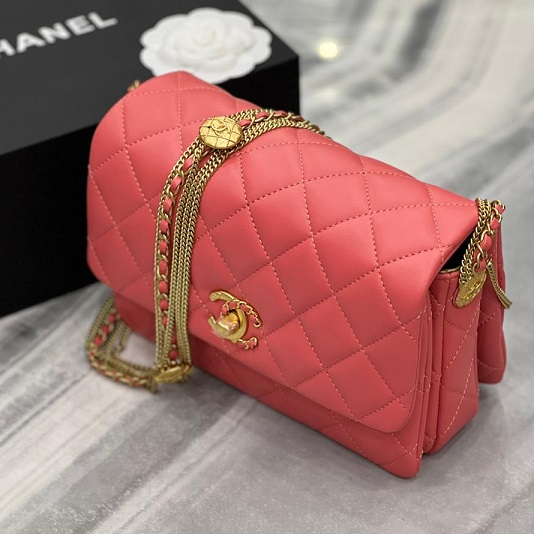 Розовая кожаная сумка Chanel