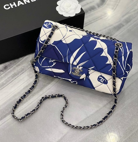Голубая кожаная сумка Chanel