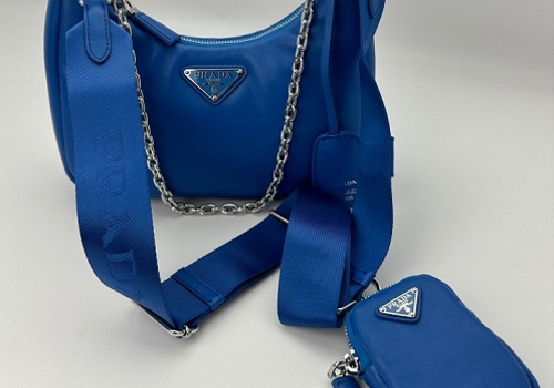 Кожаная синяя сумка Prada Re-Edition 2005