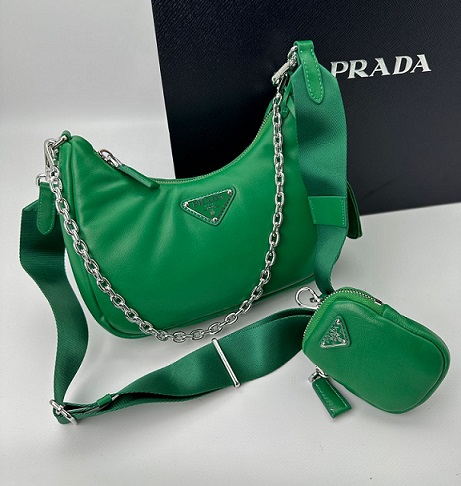 Кожаная зеленая сумка Prada Re-Edition 2005