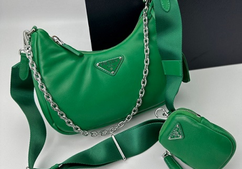 Кожаная зеленая сумка Prada Re-Edition 2005
