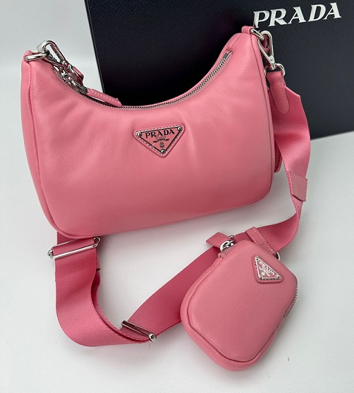 Кожаная розовая сумка Prada Re-Edition 2005