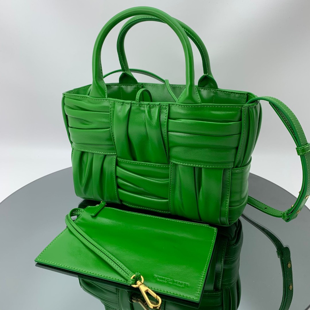 Женская кожаная сумка Bottega Veneta Arco Tote Mini зеленая