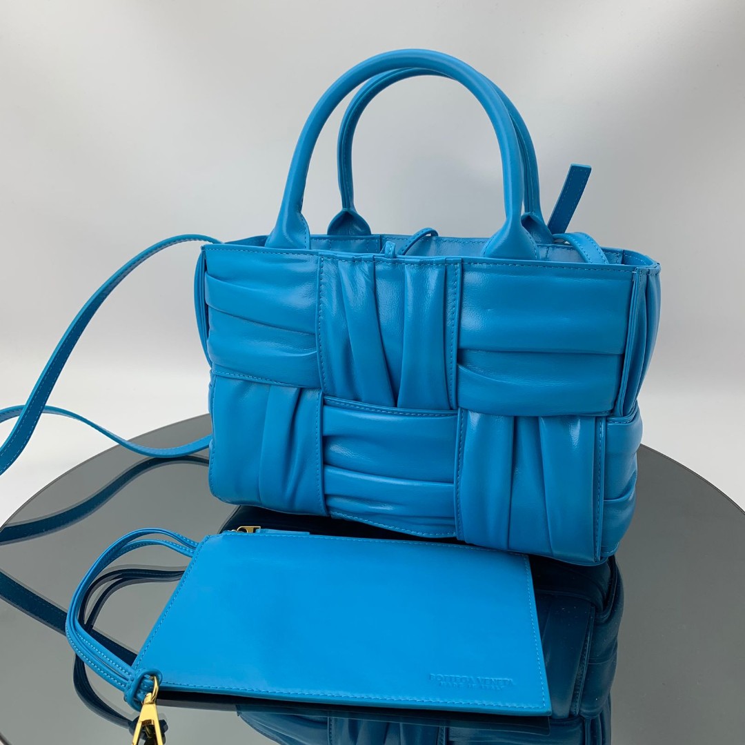 Женская кожаная сумка Bottega Veneta Arco Tote Mini синяя
