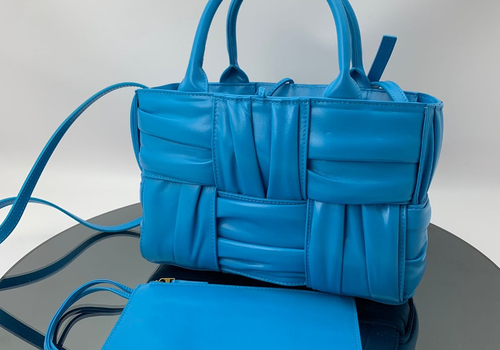 Женская кожаная сумка Bottega Veneta Arco Tote Mini синяя