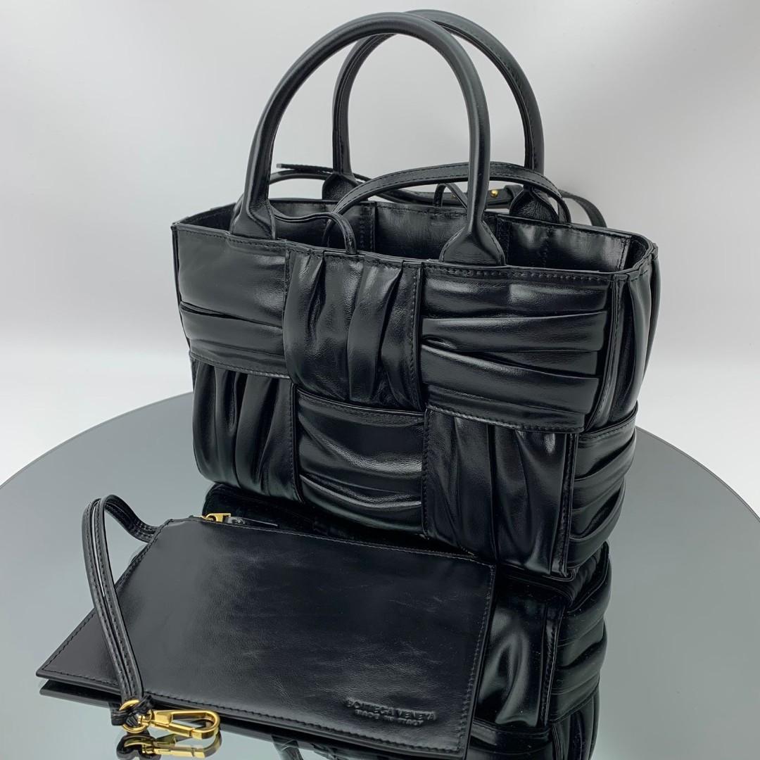 Женская кожаная сумка Bottega Veneta Arco Tote Mini черная