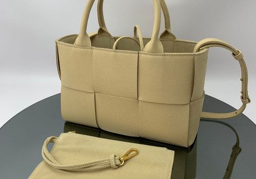 Женская кожаная сумка Bottega Veneta Arco Tote Mini бежевая