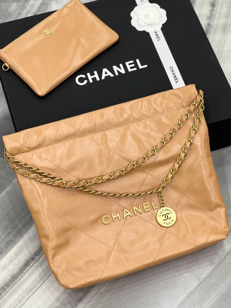 Женская кожаная бежевая сумка Chanel 22