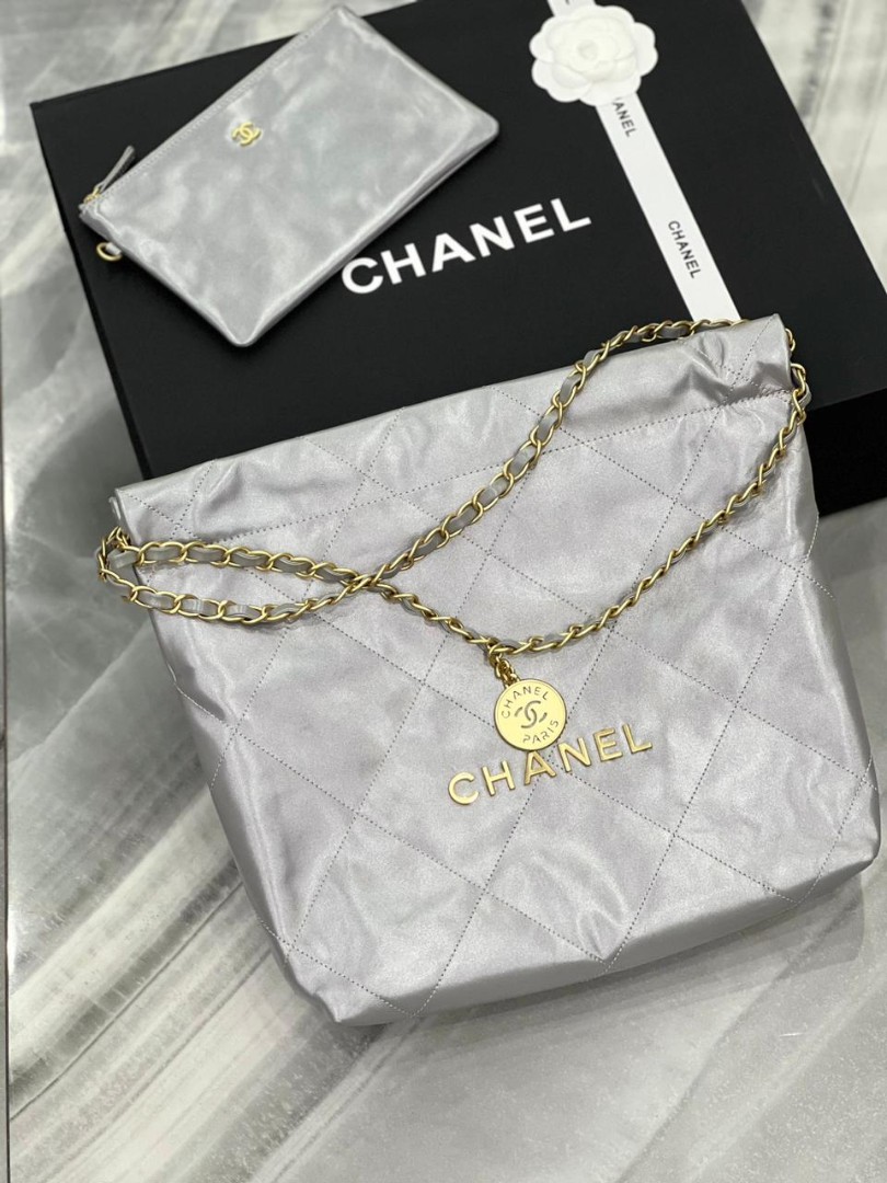 Женская кожаная серая сумка Chanel 22