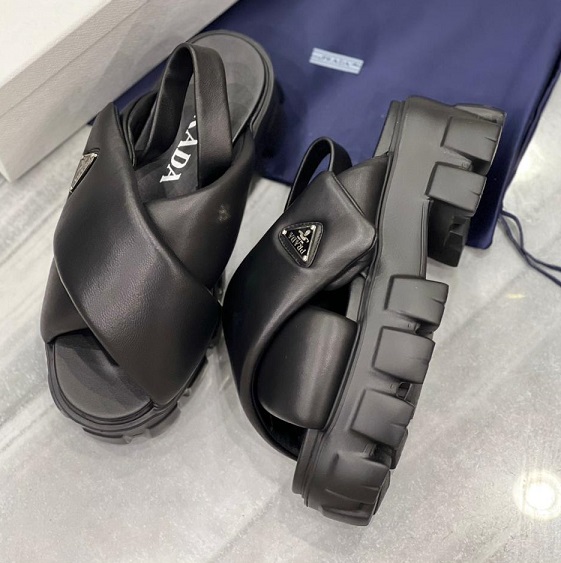 Кожаные черные сандалии Prada на толстой подошве