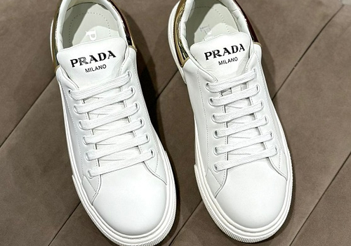 Женские белые кроссовки Prada с золотой пяткой