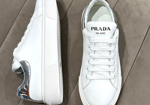 Женские белые кроссовки Prada с серебряной пяткой