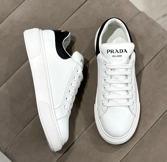 Женские белые кроссовки Prada с черной пяткой