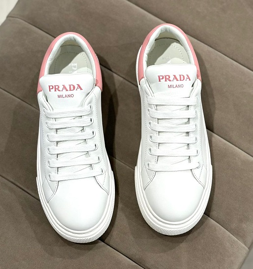 Женские белые кроссовки Prada с розовой пяткой