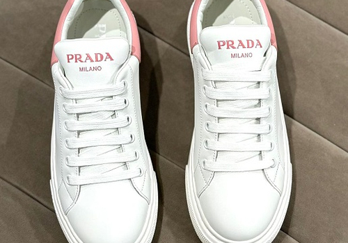 Женские белые кроссовки Prada с розовой пяткой