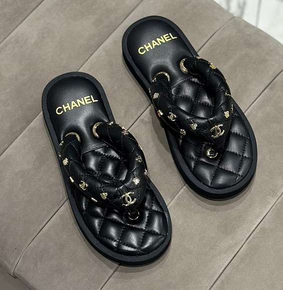 Кожаные черные шлепки Chanel