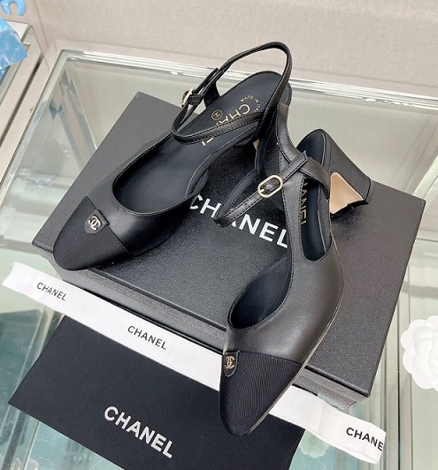 Кожаные черные босоножки Chanel