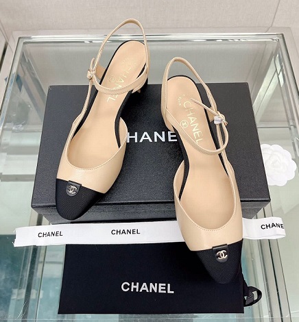 Кожаные бежевые босоножки Chanel