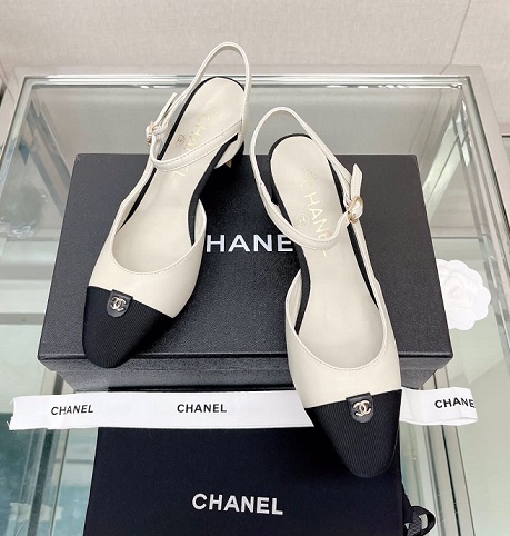 Кожаные белые босоножки Chanel