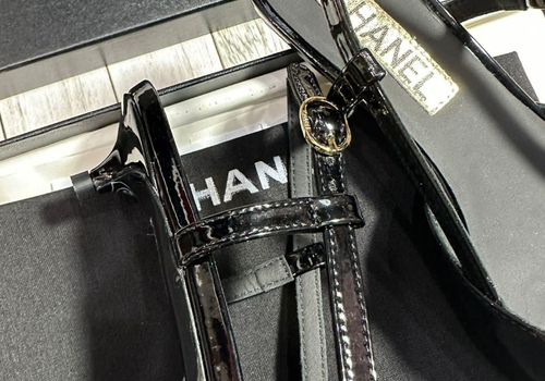 Кожаные лаковые черные босоножки Chanel